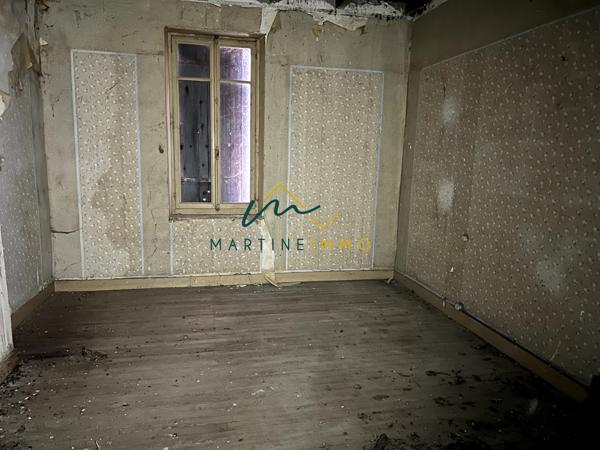 A VENDRE MAISON DE VILLAGE A RENOVER AVEC COUR ET GARAGE