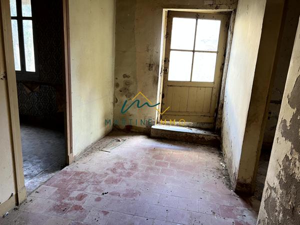 A VENDRE MAISON DE VILLAGE A RENOVER AVEC COUR ET GARAGE