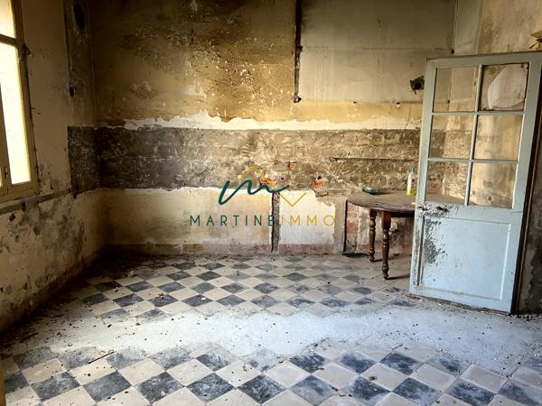 A VENDRE MAISON DE VILLAGE A RENOVER AVEC COUR ET GARAGE