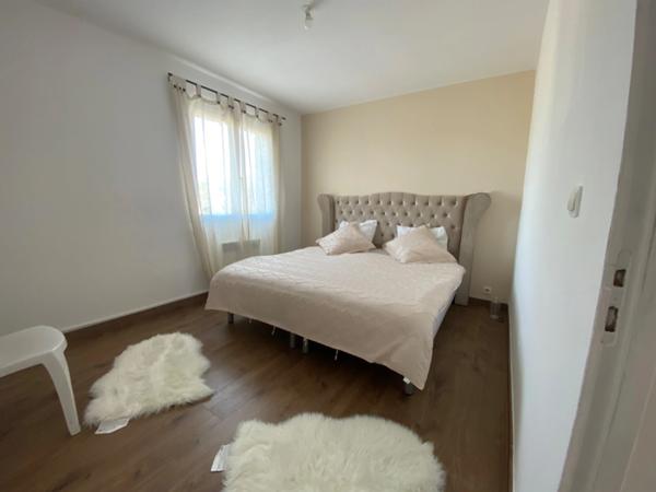 Maison avec piscine, appartement indépendant et Hangars sur parcelle de 1200m2