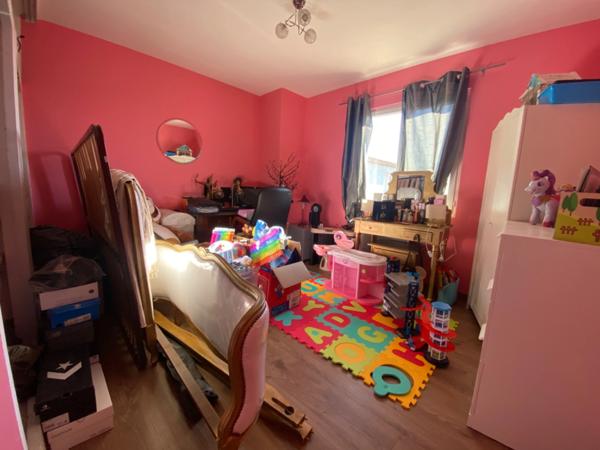 Maison avec piscine, appartement indépendant et Hangars sur parcelle de 1200m2