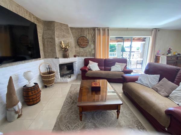 Maison avec piscine, appartement indépendant et Hangars sur parcelle de 1200m2