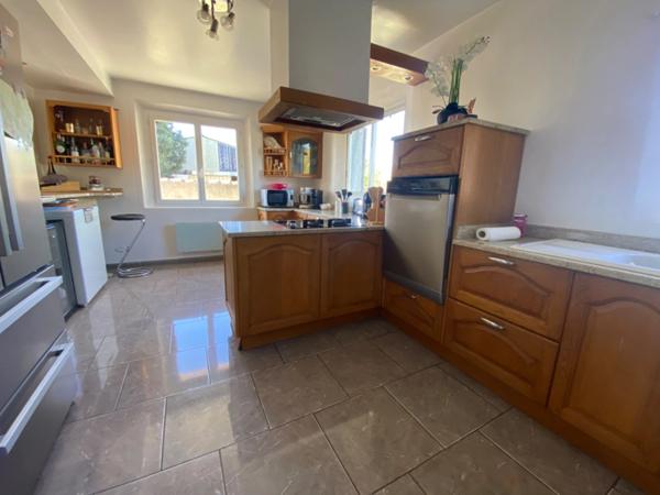 Maison avec piscine, appartement indépendant et Hangars sur parcelle de 1200m2