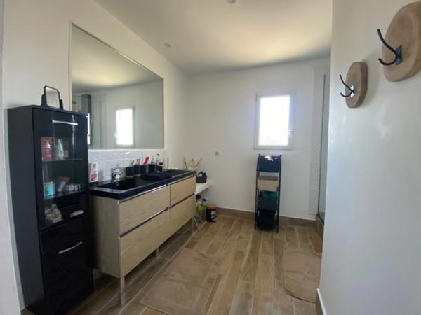 Maison avec piscine, appartement indépendant et Hangars sur parcelle de 1200m2