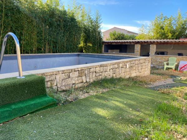 Maison avec piscine, appartement indépendant et Hangars sur parcelle de 1200m2