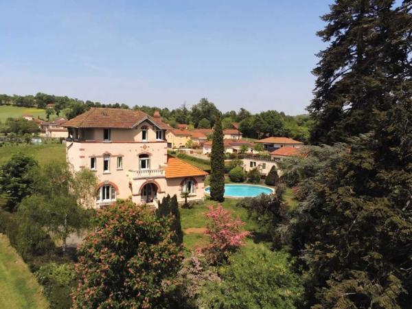 Maison ancienne - Maurs SECTEUR MAURS - Maison de charme de 200 m² avec dépendance de 50 m² et piscine