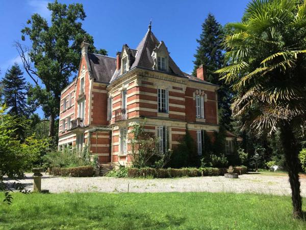 Château - Souillac Aux portes du Périgord Noir, aux abords de Souillac en direction de Sarlat, au centre d'un magnifique parc de 3 hectares, belle demeure rénovée offrant plus de 500 m² habitables, avec piscine et dépendance.