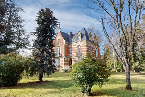 Château - Souillac Aux portes du Périgord Noir, aux abords de Souillac en direction de Sarlat, au centre d'un magnifique parc de 3 hectares, belle demeure rénovée offrant plus de 500 m² habitables, avec piscine et dépendance.