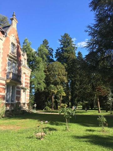 Château - Souillac Aux portes du Périgord Noir, aux abords de Souillac en direction de Sarlat, au centre d'un magnifique parc de 3 hectares, belle demeure rénovée offrant plus de 500 m² habitables, avec piscine et dépendance.