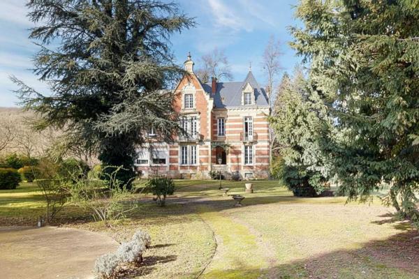 Château - Souillac Aux portes du Périgord Noir, aux abords de Souillac en direction de Sarlat, au centre d'un magnifique parc de 3 hectares, belle demeure rénovée offrant plus de 500 m² habitables, avec piscine et dépendance.