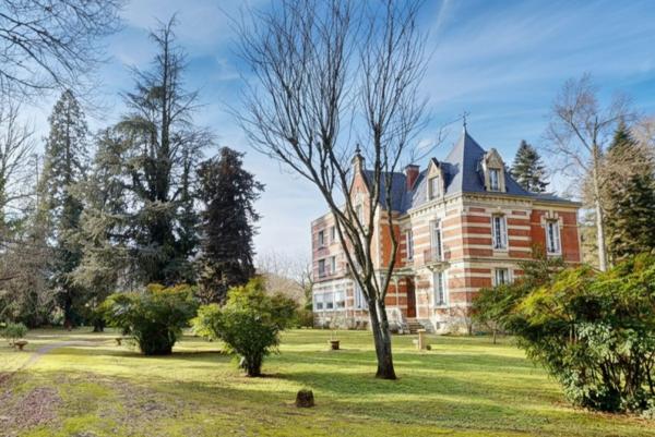 Château - Souillac Aux portes du Périgord Noir, aux abords de Souillac en direction de Sarlat, au centre d'un magnifique parc de 3 hectares, belle demeure rénovée offrant plus de 500 m² habitables, avec piscine et dépendance.