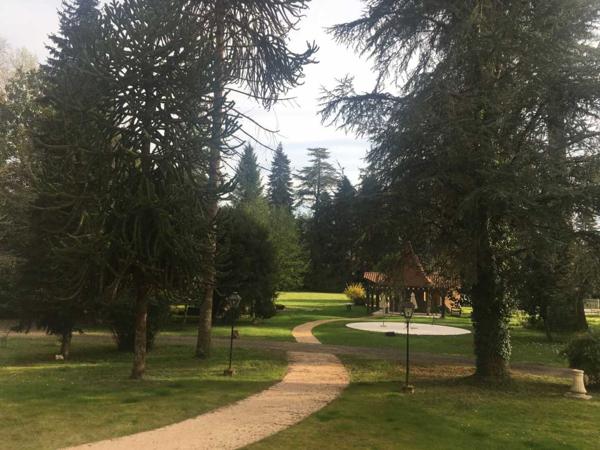 Château - Souillac Aux portes du Périgord Noir, aux abords de Souillac en direction de Sarlat, au centre d'un magnifique parc de 3 hectares, belle demeure rénovée offrant plus de 500 m² habitables, avec piscine et dépendance.