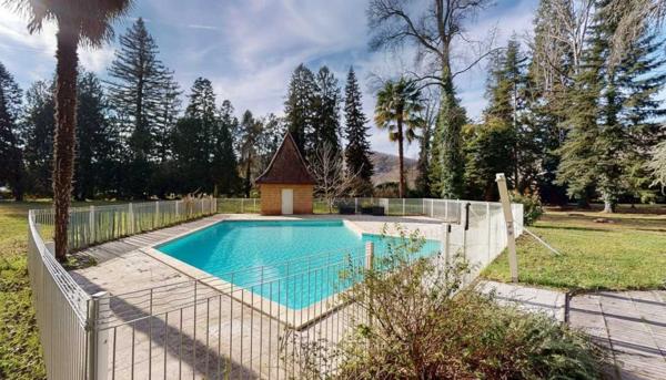 Château - Souillac Aux portes du Périgord Noir, aux abords de Souillac en direction de Sarlat, au centre d'un magnifique parc de 3 hectares, belle demeure rénovée offrant plus de 500 m² habitables, avec piscine et dépendance.