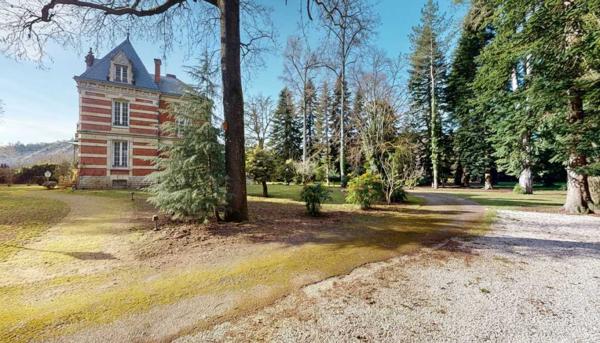 Château - Souillac Aux portes du Périgord Noir, aux abords de Souillac en direction de Sarlat, au centre d'un magnifique parc de 3 hectares, belle demeure rénovée offrant plus de 500 m² habitables, avec piscine et dépendance.