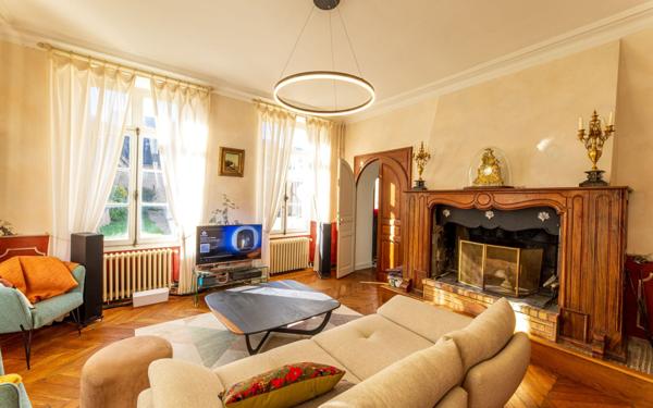 Maison à vendre    10 pièces • 411 m2 Jurançon