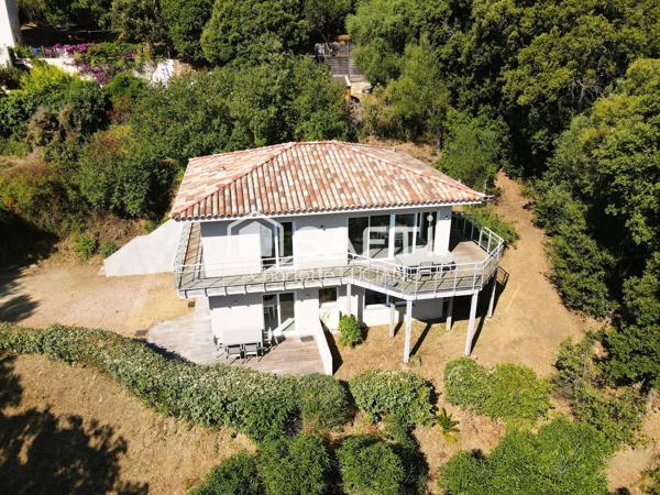 À VENDRE – T3 AU 1er ET DERNIER ÉTAGE D’UNE VILLA AVEC BELLE VUE MER