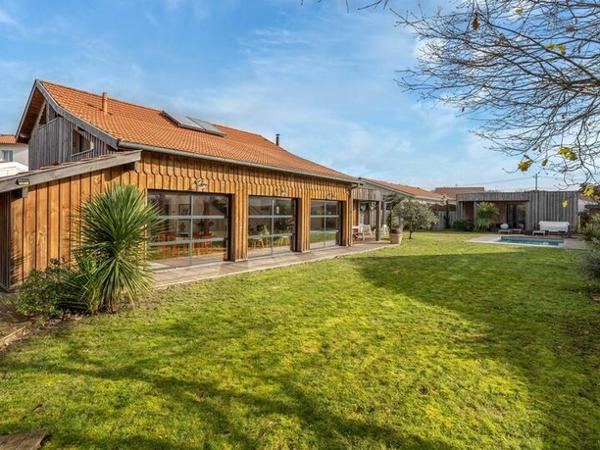 Maison
         8 pièces
        - 195 m² Bien prestige