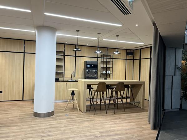 Bureau à louer Issy-les-Moulineaux surfaces modulables et lumière naturelle