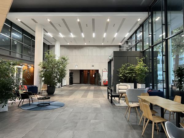 Bureau à louer Issy-les-Moulineaux surfaces modulables et lumière naturelle