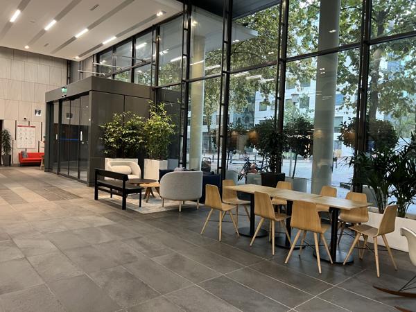 Bureau à louer Issy-les-Moulineaux surfaces modulables et lumière naturelle