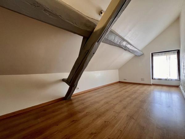 Vente                                                      Appartement
                        
                     3 pièces                      63 m2                     à Houdan