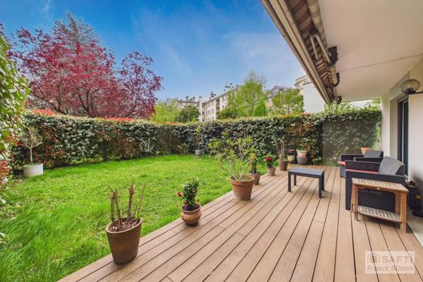CŒUR DE VILLE. TERRASSE, JARDIN PRIVATIF, CAVE ET DOUBLE PARKING.