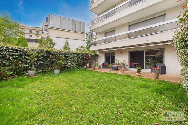 CŒUR DE VILLE. TERRASSE, JARDIN PRIVATIF, CAVE ET DOUBLE PARKING.