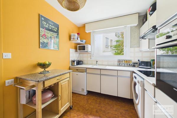 CŒUR DE VILLE. TERRASSE, JARDIN PRIVATIF, CAVE ET DOUBLE PARKING.