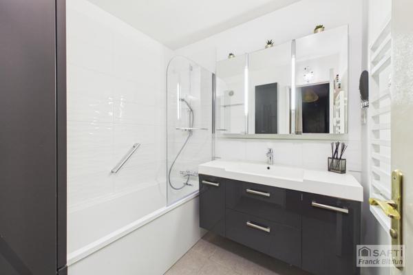 CŒUR DE VILLE. TERRASSE, JARDIN PRIVATIF, CAVE ET DOUBLE PARKING.