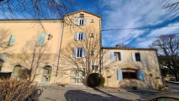 Immeuble en pierres composé de 3 appartements et un local