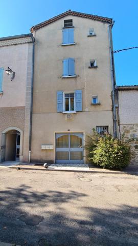 Immeuble en pierres composé de 3 appartements et un local