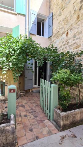 Immeuble en pierres composé de 3 appartements et un local