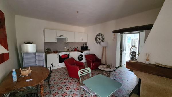 Immeuble en pierres composé de 3 appartements et un local