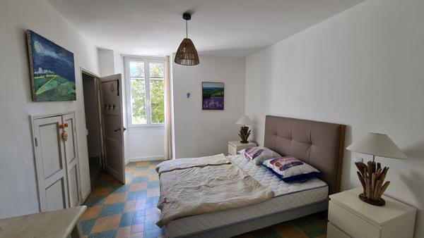 Immeuble en pierres composé de 3 appartements et un local