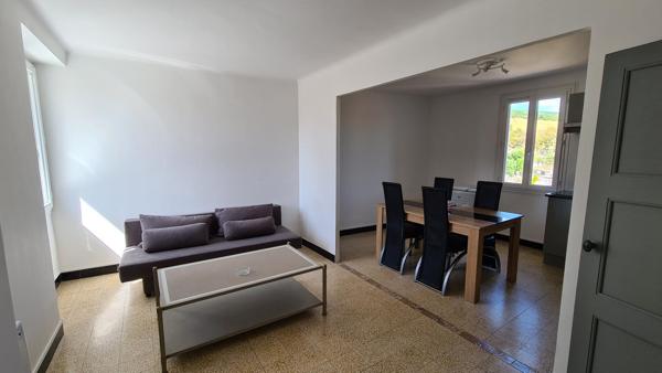 Immeuble en pierres composé de 3 appartements et un local