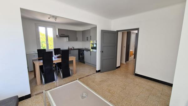 Immeuble en pierres composé de 3 appartements et un local