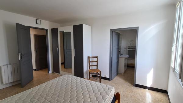 Immeuble en pierres composé de 3 appartements et un local
