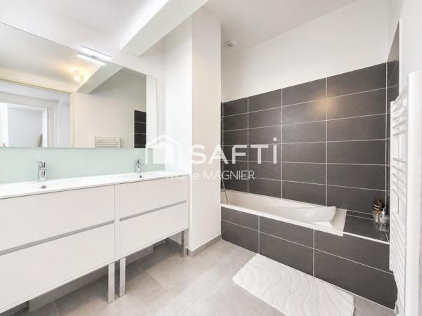 Duplex d'exception T4 de 99m2  à Grimaud - proche plages, Vendu meublé, prêt à vivre ou à louer, idéal pour profiter du Golfe de Saint-Tropez… ou investir sereinement !