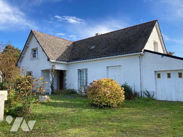 Maison bourg de Guemene-Penfao proche commerces. Vie de plain-pied : séjour, cuisine, 6 chbs, sdb.