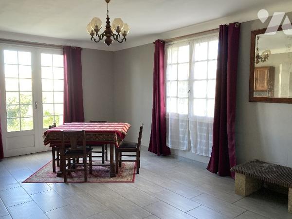 Maison bourg de Guemene-Penfao proche commerces. Vie de plain-pied : séjour, cuisine, 6 chbs, sdb.