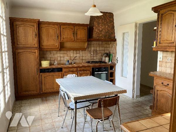 Maison bourg de Guemene-Penfao proche commerces. Vie de plain-pied : séjour, cuisine, 6 chbs, sdb.