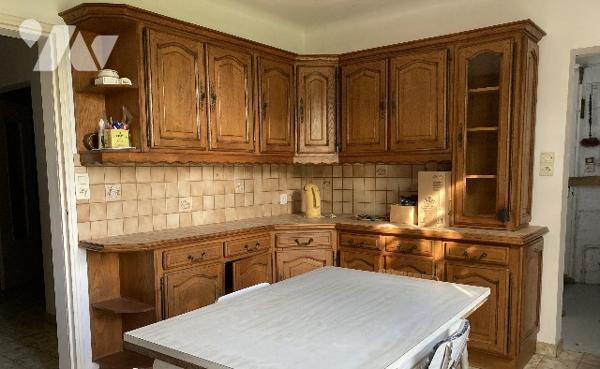 Maison bourg de Guemene-Penfao proche commerces. Vie de plain-pied : séjour, cuisine, 6 chbs, sdb.