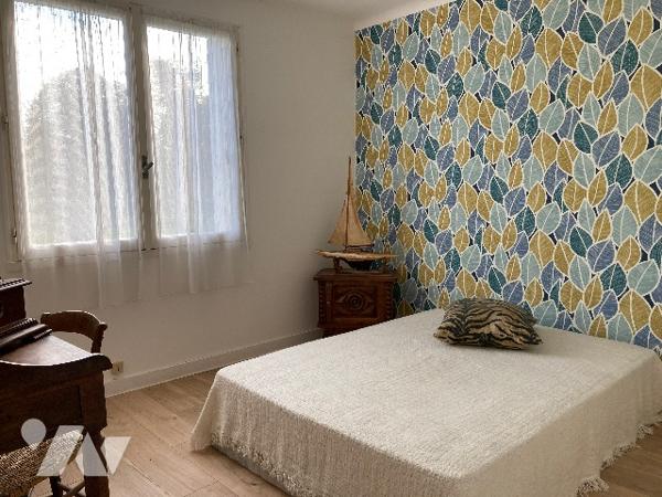 Maison bourg de Guemene-Penfao proche commerces. Vie de plain-pied : séjour, cuisine, 6 chbs, sdb.