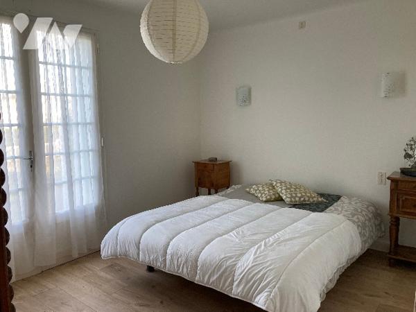 Maison bourg de Guemene-Penfao proche commerces. Vie de plain-pied : séjour, cuisine, 6 chbs, sdb.