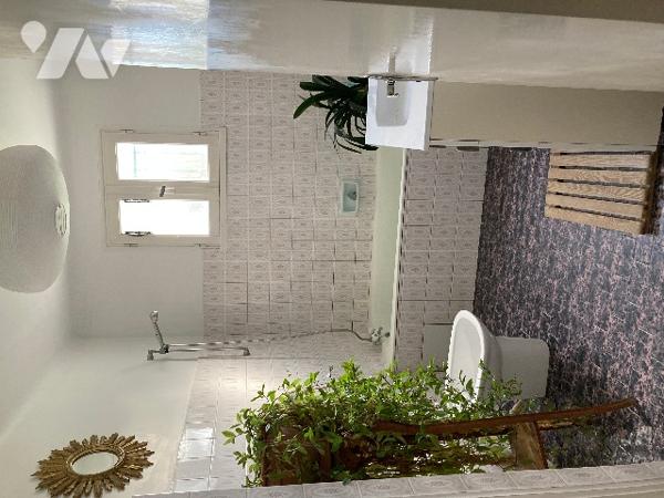 Maison bourg de Guemene-Penfao proche commerces. Vie de plain-pied : séjour, cuisine, 6 chbs, sdb.