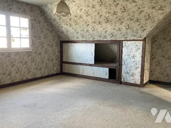 Maison bourg de Guemene-Penfao proche commerces. Vie de plain-pied : séjour, cuisine, 6 chbs, sdb.