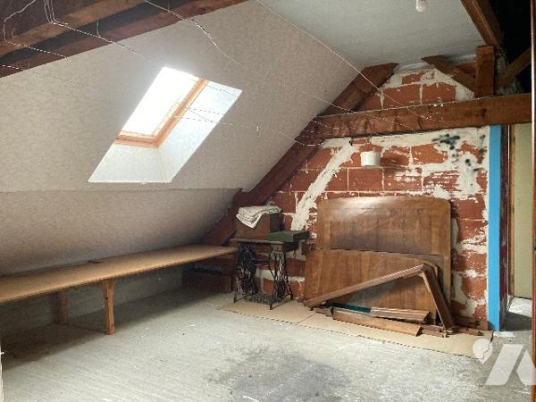 Maison bourg de Guemene-Penfao proche commerces. Vie de plain-pied : séjour, cuisine, 6 chbs, sdb.