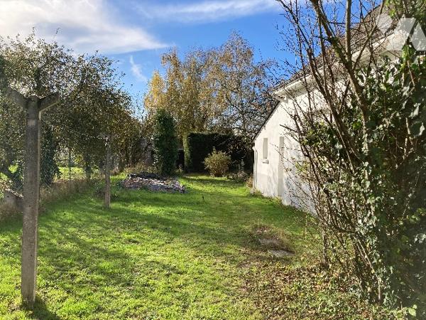 Maison bourg de Guemene-Penfao proche commerces. Vie de plain-pied : séjour, cuisine, 6 chbs, sdb.