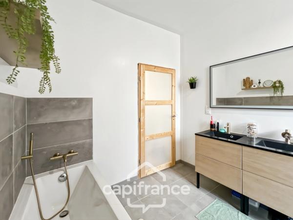 Charmante maison de village avec mur en pierre, 3 chambres, garage, jardin