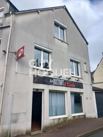 À vendre - local commercial et son logement 4 pièces à Locminé.